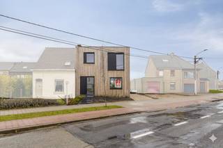 La conception du cabinet d'architecture VelDK et de l'entrepreneur total Mobble combine un style architectural moderne avec une construction en...