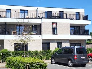 <strong>750 euro/ maand + 60 euro/maand gemeenschappelijke kosten</strong><br /><br /><u>Beschikbaar vanaf 01/08/2026!</u><br /><br />📍Centraal gelegen en nabij invalswegen, op wandelafstand van winkels (apotheek, slager, bakker, supermarkt,...) 🛍️, restaurants 🍽️, scholen 🎓 en de nieuwe sporthal en zwembad 🏊‍♂️!<br /><br />Een prachtig nieuwbouwappartement 🏢 volledig afgewerkt met kwalitatieve materialen en oog voor detail 👌, BEN-gekeurd ♻️, 2 slaapkamers 🛏️🛏️, ruim terras 🌿☀️, autostaanplaats 🚗 én gemeenschappelijke fietsenberging 🚲.<br /><br />U kan het appartement terugvinden op de 1ste verdieping ⬆️ bereikbaar met de lift of met de trap. Bij het binnenkomen wordt u onmiddellijk omarmd door de moderne, tijdloze sfeer perfect in balans met de hoge afwerkingsgraad en gekozen materialen. De designverlichting 💡 is een echte eyecatcher en maakt het plaatje compleet.<br /><br />Via de inkomhal heeft u toegang tot het gastentoilet met handenwasser 🚽, 1ste kleine en 2de grotere slaapkamer 🛏️. Op het einde van de gang kan u de badkamer vinden 🚿, volledig uitgerust met inloopdouche, enkel lavabomeubel en spiegelkast.<br /><br />De woonkamer 🛋️ met geïntegreerde eetplaats en open keuken is ruim en lichtrijk ☀️. De volledig uitgeruste keuken is voorzien van alle comfort: vaatwasser, combi-oven, koelkast, keramische kookplaat (toestellen merk Zanussi) 🍳,... voldoende opbergruimte en werkplaats zodat u er ontspannen en gezellig kan kokkerellen 👨‍🍳.<br />Bovendien heeft u naast de keuken een handige berging met legplanken 📦 om dranken, droge voeding,... te stockeren. Toegang tot het ruime terras 🌿 heeft u via de woonkamer en via de eerste slaapkamer.<br /><br />Verder, inbegrepen in de huurprijs 💶, heeft u een gemeenschappelijke fietsenberging 🚲 waar u privatief gebruik kan maken en een autostaanplaats 🚗 (achterkant van het gebouw).<br /><br /><u><strong>Pluspunten:</strong></u>
<ul>
	<li>BEN - gekeurd = uiterst energiezuinig! ♻️</li>
	<li>volledig afgewerkt ✅</li>
	<li>designverlichting + gordijnen aanwezig 💡🪟</li>
	<li>topmaterialen en afwerking 👌</li>
	<li>vloerverwarming 🔥</li>
	<li>ruim en lichtrijk ☀️</li>
	<li>toilet aangesloten op regenwater 💧</li>
	<li>centraal gelegen nabij allerhande winkels, invalswegen, scholen,... 📍</li>
</ul>
Heeft dit appartement uw interesse gewekt? 🤔 Bel <strong>Alicia 📞 +32 473 24 22 81 </strong>of mail<strong> alicia@vastgoedcanniere.be</strong> en maak uw afspraak 📅<br /> 