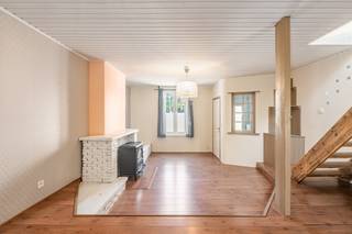 <p>Compact en praktisch huis in de Lindenstraat in Beveren-Kruibeke-Zwijndrecht, met een aangename tuin en een vlotte bereikbaarheid.</p>
<p>Deze gesloten bebouwing is een interessante keuze voor starters die op zoek zijn naar een betaalbaar en praktisch huis met buitenruimte. De woning beschikt over een gezellige tuin met terras, ideaal voor zomerse dagen, kinderen of huisdieren. Dankzij de ligging in de Lindenstraat geniet u van een residentiële omgeving met een goede verbinding naar dagelijkse voorzieningen, winkels en openbaar vervoer. Binnen biedt de woning een functionele indeling met twee slaapkamers, een lichtrijke leefruimte en een praktische keuken. Een compacte woning met veel potentieel voor wie comfortabel wil wonen in Beveren-Kruibeke-Zwijndrecht.</p>
<p> </p>
<p>Belangrijkste ruimtes:<br />• Woonkamer (26,7 m²) met open haard en aangename leefruimte<br />• Keuken (8,7 m²) uitgerust met dubbele spoelbak, dampkap en gaskookplaat<br />• Badkamer (5,8 m²) met ligbad, lavabo en toilet<br />• Slaapkamer (11 m²)<br />• Slaapkamer (7 m²)<br />• Berging met extra opbergruimte<br />• Tuin met terras</p>
<p> </p>
<p>Troeven:<br />• Aangename tuin met terras voor ontspanning en buitenleven<br />• Gelegen in de residentiële Lindenstraat met vlotte bereikbaarheid<br />• Ideale starterswoning met praktische indeling</p>
<p> </p>
<p>Neem vandaag nog contact op met je ERA-makelaar voor een bezoek.</p>
<p> </p>
<p>JOUW DROOMHUIS. ZO GEVONDEN!</p>