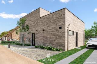 Voor meer info en foto’s, surf naar www.swevers.be – In een rustige, groene buurt van Herk-de-Stad vind je deze instapklare open bebouwing aan de Terbermenweg 156. De woning werd volledig gebouwd tot een moderne, energiezuinige thuis met zonnepanelen en mogelijkheid tot airco. Met een bewoonbare oppervlakte van 184 m² biedt het pand veel ruimte en comfort. De lichtrijke leefruimte (37 m²) sluit naadloos aan op de ruime keuken (28 m²) met kookeiland en directe toegang tot de zuidgerichte tuin. Verder op het gelijkvloers: een praktische berging, een gastentoilet en een aparte slaapkamer of bureauruimte. Boven bevindt zich een ruime slaapkamer, een moderne badkamer met inloopdouche en dubbele wastafel, een extra toilet en een open nachthal met vide. Er is een mogelijkheid om hier nog een extra slaapkamer te realiseren van 15,75 m², indien nodig en na bespreking met de eigenaar. De woning beschikt niet over een kelder of zolder, maar biedt voldoende bergruimte (17,8m² ). Gelegen op 6 are en op korte afstand van winkels, scholen, openbaar vervoer en snelwegen, combineert deze woning rust met bereikbaarheid. Voor meer informatie, bel 011 255 155. Bron bewoonbare oppervlakte: EPC – verslag.