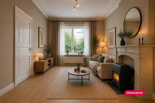 Bent u op zoek naar een renovatieproject met ongeziene mogelijkheden op een toplocatie? In de Smedenstraat, midden in het levendige hart van de kuststad, presenteren wij dit karaktervolle huis te koop. Dit unieke vastgoed onderscheidt zich door zijn authentieke elementen, zoals de prachtige hoge plafonds, en een voor het centrum ongeziene perceeloppervlakte van maar liefst 634 m².<br /><br />Wie dit pand wil kopen, kiest voor een strategische ligging in Knokke. Dankzij de uitstekende bereikbaarheid bevindt u zich op wandelafstand van de Lippenslaan en het station. Het is de ideale opportuniteit voor wie een ruime woning wil kopen in Knokke om deze volledig naar eigen hand te zetten en te genieten van een zongerichte tuin in de stadskern.<br /><br />Indeling:<br />gelijkvloers:<br />- inkomhal<br />- leefruimte met eetkamer<br />- ruime keuken met aansluitende veranda<br />- terras en ruime tuin<br /><br />1ste verdieping:<br />- Master bedroom<br />- slaapkamer<br />- badkamer<br /><br />2de verdieping:<br />- slaapkamer 3, 4 en 5<br /><br />Daarnaast beschikt dit te renoveren huis over een praktische kelder en een ruime bergzolder.<br /><br />Wenst u graag meer informatie of een bezoek? Neem gerust contact op met onze vastgoedexpert Arne Reubens via +32 472 186 304 of arne.reubens@dewaele.com<br /><br />*Deze AI-visualisaties zijn bedoeld als inspiratie. Er werd geen rekening gehouden met technische specificaties, stedenbouwkundige voorschriften of de concrete mogelijkheden tot realisatie.<br />