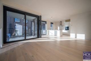 <strong>⇒ Profiteer hier nog van 6% BTW (in plaats van 21% BTW) !!  </strong><br /><br /><strong>Project Residentie Vignoble</strong><br />5 appartementen en één handelsruimte gelegen op <strong>één van de meest gewaardeerde locaties in het centrum van Waregem</strong> gelegen op de hoek van de Holstraat en de Guido Gezellestraat. De ligging is werkelijk <strong>uitmuntend </strong>op wandelafstand van allerhande winkels, horecazaken, sport- &amp; cultuurfaciliteiten. Zowel het 'Regenboogpark' alsmede 'Park Baron Casier' en 'Hippodroom Waregem' zijn allen te voet bereikbaar. Op amper 5 min. is het op- &amp; afrittencomplex van de E17 bereikbaar, het openbaar vervoer en de kleine ring rond Waregem zijn vlakbij. Kortom, een ware <strong>topligging </strong>met een bijzondere gunstige bereikbaarheid! <br /><br /><strong>De uitrusting</strong><br />Deze duurzame appartementen verwarmen &amp; koelen via <strong>warmtepompen </strong>en beschikken over <strong>vloerverwarming</strong>. Ieder appartement beschikt over <strong>grote raampartijen met veel lichtinval </strong>en glazen deuren wat zorgt voor een <strong>aangename woonbeleving</strong>. In de woonkamer en slaapkamers werd gekozen voor sfeervolle <strong>parket vloerbekleding</strong>. De keuken is volledig uitgerust en beschikt dan ook over alle hedendaagse toestellen. Kortom, werkelijk volledig instapklare appartementen.<br /><br />Er is plaats genoeg om uw wagen te <strong>parkeren</strong>, via de Guido Gezellestraat zijn er overdekte autostaanplaatsen beschikbaar.<br /><br />Elk appartement biedt daarnaast een royaal terras tot 18 m² aan, bijkomend beschikt het gebouw over extra dakterras tot 74 m².<br /><br />De appartementen voldoen aan alle hedendaagse normen: vloerverwarming, warmtepomp, ventilatiesysteem, zonnepanelen en de <strong>mogelijkheid om elektrisch te laden</strong> in de parking. <br /><br /><strong>Architect</strong><br />Residentie Vignoble is een ontwerp van Embo Architecten.<br /><br /><strong>BTW</strong><br />6% BTW mogelijk.<br /><br /><strong>Maak nu uw afspraak</strong><br />Wenst u meer informatie of een afspraak op kantoor of ter plaatse? Reageer via het contactformulier, we geven u snel een antwoord.