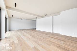 Dit uitzonderlijk penthouse beslaat de bovenste twee verdiepingen van een stijlvol en hedendaags gebouw in het centrum van de stad en biedt...