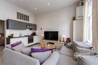 <p><span>Gelijkvloers vooraan</span></p><p><span>Gelijkvloersappartement (48 m²) met 1 slaapkamer in Antwerpen (2060).</span></p><p><span>In de Lange Lobroekstraat woon je in een opkomende buurt nabij Park Spoor Noord en de Slachthuissite. Winkels, supermarkten en andere voorzieningen zijn vlot bereikbaar en ook aan openbaar vervoer is er geen gebrek. Met de fiets sta je bovendien in een mum van tijd in het centrum. Dankzij de nabijheid van belangrijke invalswegen is ook de verbinding met de wagen uitstekend.</span></p><p><span>Het appartement bevindt zich vooraan op het gelijkvloers van een kleinschalig gebouw en heeft een bewoonbare oppervlakte van circa 48 m². Het gebouw werd in 2008 volledig gerenoveerd en het appartement behaalt een EPC-score C en beschikt over conforme elektriciteit. Er zijn aparte meters aanwezig en de vaste kosten blijven met slechts €25 per maand bijzonder beperkt.</span></p><p><span>Je komt het appartement binnen in de lichtrijke leefruimte met open keuken, goed voor een oppervlakte van zo’n 25 m². Grenzend hieraan bevindt zich de volwaardige slaapkamer (14 m²), die toegang biedt tot de badkamer (3 m²) met ligbad/douche, lavabomeubel en ruimte om een was- en droogmachine te plaatsen. Verder is er nog een apart toilet aanwezig.</span></p><p><span>Een betaalbaar appartement met lage vaste kosten op een centrale locatie in Antwerpen. Ideaal als eerste eigen woonst of als investering!</span></p><p><span>Bewoonbare opp. 48 m² ref.: bruto vloeropp. EPC. Voor meer info of een gratis schatting surf naar </span><span><span>www.hansimmo.be</span></span></p><p><span> </span></p>