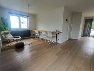 <p><span>Uniek pand met ruime loods (ca. 150 m²!) in het hartje van Vlissegem, rustig gelegen en vlakbij het centrum van De Haan.<br />Zeer ruim en smaakvol huis met een zeer ruime en lichtrijke woonkamer, aparte keuken, ruime berging/wasruimte, mooi terras met toegang via de keuken en de woonkamer, 3 slaapkamers, mooie badkamer met douche en toilet en nog een apart gastentoilet.</span></p><p><span>Op de gelijkvloerse verdieping bevindt zich nog een inpandige garage met vernieuwde poort, ruime loods (foto's op aanvraag of via bezoek) en een kantoor met toegang tot de straat.</span></p><p><span> </span></p><p><span>Kan gemeubeld of ongemeubeld aangekocht worden.</span></p>