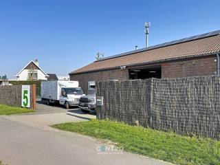 Magazijn (Circa 345m2) met woonst, gelegen in ambachtelijke zone te Snaaskerke (Gistel)!<br /><br /><strong>INDELING:<br /><u>MAGAZIJN:</u></strong><br />- Circa 345m2.<br />- Drijfkracht aanwezig (380V)!<br />- Nieuw dak!<br />- Dubbele beglazing (PVC).<br />- Kantoorruimte aanwezig.<br />- Toilet aanwezig.<br />- Voorzieningen voor wasmachine en droger.<br />- Parkeergelegenheid.<br />- Buitenstockage mogelijk.<br /><br /><u><strong>WONING</strong></u><br /><u><em><strong>Gelijkvloers:</strong></em></u><br />Inkomhal - RUIME living - volledig ingerichte leefkeuken (O.a. met fornuis, dampkap, heteluchtoven, dubbele spoelbak, frigo en vaatwasmachine) - wasplaats (met alle voorzieningen voor wasmachine en droger ) - kelder - afzonderlijk gastentoilet - ruim bureel / praktijkruimte / 5 de slaapkamer - inpandige garage (met automatische sectionale poort) - volledig omheinde tuin met ZUIDgericht terras en terrasberging/werkplaats!<br /><br /><u><em><strong>Eerste verdieping:</strong></em></u><br />Nachthal - recente badkamer (O.a. met lavabomeubel, hangtoilet en douche) - 4 RUIME slaapkamers (Waarvan 1 momenteel ingericht is als dressing)!<br /><br />Zolder aanwezig boven de garage.<br /><br /><u><strong>Opmerkingen:</strong></u><br /><strong>- Ruime bewoonbare opp.: Circa 243m2!<br />- ENERGIEZUINIG: Energielabel B!</strong><br />- Dak is reeds gerenoveerd. <br />- De elektriciteit zal goedgekeurd zijn tegen datum van het verlijden van de akte.<br />- Regenwaterput (10.000l) aanwezig.<br />- Afzonderlijke elektriciteitstellers. <br />- ROLLUIKEN aanwezig!<br />- CV op aardgas.<br /><br />Zeer INTERESSANT aanbod! Magazijn met woonst in ambachtelijke zone met zeer VLOTTE verbinding met de autosnelweg! Aarzel zeker niet om ons te contacteren voor verdere info en/of een bezoek ter plaatse: 050/70.01.02 info@centro.be
