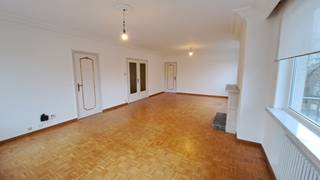 <strong>Ruim en lichtrijk 2-slaapkamerappartement</strong> met <strong>TERRAS </strong>en mooi uitzicht, uitstekend gelegen in <strong>Sint-Michiels Brugge</strong>.<br />De uitstekende ligging in de felbeheerde <strong>rand rond Brugge</strong> is zonder twijfel een grote troef! <br />Sint-Michiels is dan ook de ultieme <strong>mobiliteitshub</strong>: <br />Het pand ligt op wandelafstand van het treinstation ( ideaal voor pendelaars ) en heeft een zeer vlotte verbinding naar het centrum van Brugge. In geen tijd bent u op de E40, E403 of Expresweg. Winkels, scholen, horecazaken en het historisch centrum van Brugge bevinden zich op wandel- of fietsafstand!<br />+ De grote raampartijen in de leef- en eetruimte zorgen voor een royale lichtinval!<br /><strong>+ Energielabel B!</strong><br /><strong>+ Asbestveilig!</strong><br /><strong>+ Conforme keuring elektriciteit!</strong><br />+ Uitstekende mobiscore 9,1 op 10<br />+ Conformiteitsattest aanwezig!<br />Ook geschikt als vastgoedinvestering!<br /><br />Omvat een inkom, gastentoilet met wastafel, ruime en lichtrijke living met mooi uitzicht, terras, ingerichte keuken, 2 slaapkamers waarvan 1 met balkon en 1 met wastafel, badkamer met grote inloopdouche en wastafel, kelderberging en gemeenschappelijke fietsenberging. <br />Vastgoedinfo in aanvraag.<br />P-score=A G-score=A<br />#leukwonen #sintmichiels #brugge #vastgoedinvestering<br /><br />Bruikbare vloeroppervlakte 85 m²<br />