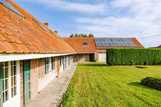 <p><span>MATER – Bent u op zoek naar een uniek gelegen landhuis in een doodlopende straat? </span></p><p><span>Misschien is dit pand dan wel iets voor u! </span></p><p><span> </span></p><p><span>De belangrijkste kenmerken in een notendop: </span></p><ul><li><span>Unieke landelijke ligging met absolute privacy </span></li><li><span>Gelegen op tal van wandel- en fietsknooppunten in een doodlopende straat</span></li><li><span>Oase van rust en instant vakantiegevoel</span></li><li><span>Verschillende schuren en garage </span></li><li><span>Authentieke elementen aanwezig</span></li><li><span>Eindeloos potentieel </span></li><li><span>Perceel van 7687m² met landschapstuin, boomgaard en zwembad</span></li><li><span>20 zonnepanelen aanwezig </span></li><li><span>Geen renovatieplicht</span></li><li><span>Richtprijs: €789.000</span></li></ul><p><span>Zo ziet het hoofdhuis eruit: </span></p><p><span>Op het gelijkvloers treffen we de zeer grote living met houthaard, authentieke balken en binnendeuren. De leefkeuken voorzien van kasten en toestellen die toegang heeft naar de kelder en de aanpalende schuren. Een bureauruimte en een slaapkamer met een badkamer voorzien van een ligbad, een enkele wastafel en een toilet. Een apart gastentoilet. </span></p><p><span>Op de verdieping bevinden zich naast de grote overloop vier slaapkamers en een badkamer voorzien van een bad-combi-douche, een enkele wastafel en een toilet. Eén van de kamers geeft uit op de schuur. </span></p><p><span>Zo zien de bijgebouwen eruit:</span></p><p><span>Een garage en een zeer grote schuur met hoog gewelf die aansluiting kan geven naar de kamers op de verdieping van het hoofdhuis. Garage en schuur zijn voorzien van een handmatige (sectionaal) poort.</span></p><p><span>Zo ziet de tuin eruit:</span></p><p><span>De 360° landschapstuin rondom het huis met boomgaard. De tuin loopt over in de omliggende natuur. Een Zuid-gelegen zwembad. </span></p><p><span> </span></p><p><span> </span></p>