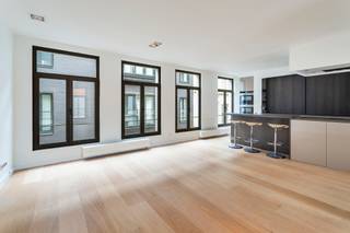 Dit lichtrijke duplex penthouse van ca. 130 m² is gelegen in een rustige straat met uitzicht op de Botanische Tuin, op wandelafstand van de winkelstraten en het stadscentrum.<br /><br />Het appartement bevindt zich in een volledig gerenoveerd gebouw met slechts drie woonentiteiten. Via de gemeenschappelijke inkom en trap bereikt men de leefverdieping met een volledig uitgeruste open keuken met eiland, een ruime leef- en eetruimte op parketvloer, een apart bureel en een gastentoilet. Dankzij de brede voorgevel en hoge plafonds geniet deze verdieping van veel licht en een aangenaam ruimtegevoel.<br /><br />De slaapverdieping omvat drie slaapkamers en een nieuwe badkamer in natuursteen met douche, ligbad, dubbele wastafel en toilet. Via een interne trap bereikt men het privatieve dakterras in IPE-hout, waar het in alle rust heerlijk vertoeven is.<br /><br />Parkeerplaatsen zijn te huur in de straat, onder meer in Indigo Parking Leopold.<br /><br />Huurprijs: € 1.750/maand + € 50 gemeenschappelijke kosten<br />Beschikbaarheid: onmiddellijk