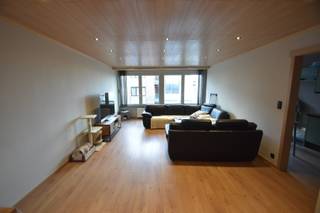 <p>Charmante appartement met volgende eigenschappen:<br />° Gelegen in hart van Tongeren.<br />° Wonen in een verzorgde residentie<br />°  Diverse winkels in onmiddellijke omgeving<br />° Gerenoveerd in 2019<br /><br />INDELING:<br />° Niveau -1:<br />Kelderberging<br /><br />° Niveau +4:<br />Centrale inkomhal - woonkamer - keuken met balkon - berging - gastentoilet - badkamer - ruime slaapkamer.</p>