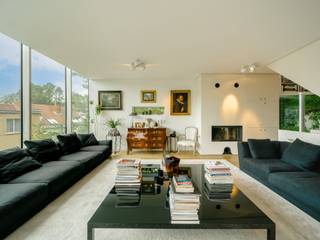 A la frontière d'Uccle et de Linkebeek, dans une rue calme jouxtant le bois de Verrewinkel, magnifique maison contemporaine signée par...