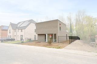 Huldenberg: Moderne open bebouwing aan natuurgebied te koop in HuldenbergDeze moderne en energiezuinige nieuwbouwvilla is de perfecte keuze voor wie...