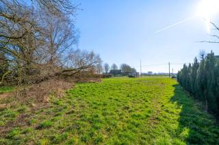 Deze grond bestaat uit 2 gronden, nl. 1 bouwgrond van 911,71 m² (lot 1) en een achterliggende agrarische grond van 237,03 m² (lot 1a).De grond kan...