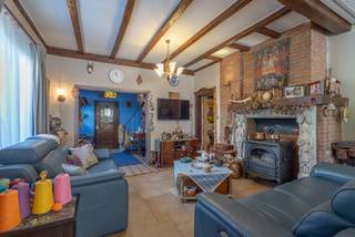 <p>Maison exceptionnellement spacieuse de 330m² avec terrasse, garage et lisière de forêt dans un environnement résidentiel.</p><p> </p><p>Cette maison construite en 1969 et considérablement agrandie par la suite offre une superficie totale d'environ 330m² dans un quartier calme, facilement accessible via plusieurs grands axes et le R0.</p><p> </p><p>Le hall d'entrée mène au très grand séjour avec salon, salle à manger et coin bureau, adjacent à la cuisine équipée. Le séjour et la cuisine bénéficient tous deux d'une vue sur la magnifique terrasse orientée sud et la forêt attenante.</p><p> </p><p>Au rez-de-chaussée, deux chambres spacieuses et une salle de douche. Le premier étage comprend deux chambres supplémentaires, un débarras et une deuxième salle de bains.</p><p> </p><p>Le niveau -1, situé au niveau du jardin, comprend un grand espace polyvalent actuellement aménagé en master bedroom, mais tout aussi adapté comme bureau, cabinet ou salle de loisirs, complété par un coin douche et un sauna.</p><p>Plusieurs caves et un très grand garage complètent ce niveau.</p><p> </p><p>La maison bénéficie d'un PEB favorable de classe C et combine un espace exceptionnel avec une excellente accessibilité et un environnement vert et résidentiel.</p>