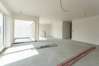 Residentie Ace is gelegen in het bruisende centrum van Wenduine, op een steenworp afstand van winkels, openbaar vervoer, tennis & minigolf en slechts 400 meter van het strand van Wenduine. Het project omvat 6 royale appartementen met een bewoonbare oppervlakte van 107 – 137 m2 en met prachtige terrassen. Hier heb je de keuze uit 2 - en 3 slaapkamerappartementen. Momenteel kan je hier nog genieten van het tijdelijk verlaagde BTW-tarief van 6%!
Uniek aan het project is niet alleen de doordachte architectuur, maar ook de nadruk op kwaliteit en duurzaamheid. Het streven naar alle nodige comfort gaat hand in hand met hoogwaardige afwerkingen en grote raampartijen die zorgen voor een lichtrijk gevoel, het hele jaar door. Deze energiezuinige bouw is niet alleen ecologisch verantwoord, maar ook duurzaam, met E-peilen lager dan E40. Zo opteert men bijvoorbeeld voor vloerverwarming gekoppeld aan geothermie, waardoor je geniet van een aangenaam en efficiënt woonklimaat. Tevens is er de mogelijkheid tot aanschaffen van een individuele berging en/of autostaanplaats.
Wens je meer informatie over Ace in het centrum van Wenduine? Contacteer ons via 050 70 81 74 of hello@keyimmo.be.