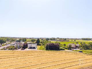 <p>Super gelegen perceel bouwgrond van 520 m2 voor villa, topligging op fietsafstand van het centrum van Waregem, rustig gelegen en toch nabij invalswegen en de E17.<br />Troeven: geen bouwverplichting en zuidgerichte tuin, tevens reeds een kelder aanwezig aan de achterkant van het perceel (ideaal voor mancave, poolhouse, ...).<br />Meer informatie via charlotte@immobeguin.be</p>
