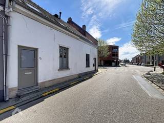 Klein van formaat, groots in charme! Dit gezellige huisje verwelkomt je via de inkomhal en leidt je naar een warme leefruimte met zithoek en eethoek, een knusse plek waar je je meteen thuis voelt. De keuken is praktisch ingericht en sluit mooi aan op het geheel. Achteraan vind je een onderhoudsvriendelijk tuintje: compact, gezellig en perfect voor wie wil genieten zonder veel werk.<br /><br />Op de eerste verdieping zijn er twee slaapkamers en een badkamer met bad, lavabo en toilet. Extra bergruimte nodig? Via een vaste trap bereik je de geïsoleerde bergzolder, handig en veelzijdig. Ideaal voor starters of wie houdt van compact wonen met karakter. Een charmant huisje met een verrassend fijne vibe!<br /><br />Extra troeven<br /><br />
<ul>
<li>vernieuwde daken, raam voorgevel en voordeur in 2023</li>
<li>rustig gelegen</li>
<li>nabij belangrijke invalswegen, openbaar vervoer, winkels,...</li>
<li>instapklaar</li>
</ul>
<br />Deze woning is te koop ZONDER makelaar via het concept van Smart Houses. Wenst u verdere inlichtingen of een bezoek? Contacteer rechtstreeks de eigenaar via 0471/77.74.19
