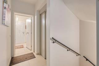 <p><span>Op een toplocatie, vlakbij het kerkplein in het centrum van Lint, bevindt zich dit instapklare appartement op de tweede verdieping van een verzorgd gebouw (2010) met lift. Winkels, openbaar vervoer en andere voorzieningen liggen op wandelafstand.</span></p><p><span> </span></p><p><span>Via de inkomhal met vestiaire en apart gastentoilet bereikt u de lichtrijke leefruimte met halfopen keuken en praktische berging. Het aansluitende, zuidwestgerichte terras biedt een aangename plek om van de zon te genieten.</span></p><p><span> </span></p><p><span>Het appartement beschikt over twee ruime slaapkamers, waarvan één met ingebouwde dressingkasten. Deze kamer kan eventueel worden aangepast tot een derde slaapkamer of bureau. De badkamer is uitgerust met een douche, wastafel en aansluitingen voor wasmachine en droogkast. Een private ondergrondse berging en een gemeenschappelijke fietsenberging maken het geheel compleet.</span></p><p><span> </span></p><p><span>Troeven</span></p><p><span>EPC-label A</span></p><p><span>Elektrische installatie conform</span></p><p><span>Zonnig zuidwestgericht terras</span></p><p><span>Elektrische rolluiken in leefruimte en keuken</span></p><p><span>Ruime leefruimte met veel lichtinval</span></p><p><span>Lage gemeenschappelijke kosten (ca. 130/maand)</span></p><p><span>Fietsenberging apart</span></p><p><span>Kelderberging inclusief</span></p>
