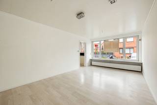 Kom binnen in dit aangename gelijkvloerse appartement, rustig gelegen nabij alle voorzieningen (winkels, scholen en openbaar vervoer)! Dankzij de vlotte verbinding naar de A12 en de haven van Antwerpen woon je hier bovendien bijzonder centraal.
INDELING
Het appartement omvat een inkomhal met ingemaakte kast en een apart toilet, een lichtrijke leefruimte, een recente keuken met toestellen (kookplaat, koelkast, diepvries, oven, spoelbak), twee slaapkamers plus een extra kamer die perfect dienst kan doen als bureau of dressing, en een douchekamer met aansluiting voor een wasmachine. De tuin met vijver vormt de ideale plek om heerlijk tot rust te komen.
Achter het gebouw bevindt zich een garagebox voor een kleine wagen, maar ook handig voor het plaatsen van fietsen, een moto, een oldtimer, een aanhangwagen, of gewoon als extra opbergruimte!
PLUSPUNTEN
- Gelijkvloers appartement
- Recente keuken (2018)
- Recent PVC buitenschrijnwerk met dubbele beglazing (2018)
- Tuin met vijver
- Automatische zonnetent
- Garagebox inclusief in de prijs!
- EPC label B: geen renovatieverplichting
- Elektriciteit moet nog gekeurd worden maar is waarschijnlijk conform
- Asbestveilig
- Individuele nutsvoorzieningen
- Lage maandelijkse kosten: 45€ per maand, inclusief individueel waterverbruik)
Wenst u meer informatie of een afspraak voor een bezichtiging? Contacteer me gerust op 0477 349 279 of via info@tensenvastgoed.be.