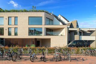 Ontdek dit mooie nieuwbouwappartement in een prestigieus gebouw met twee volwaardige slaapkamers, ideaal gelegen op een centrale locatie in Knokke, op wandelafstand van winkels, restaurants en het station.<br /><br />Het appartement beschikt over een ruime inkomhal met vestiaire en gastentoilet. De lichtrijke woon- en eetkamer geeft uit op een zonnig terras met namiddagzon waar u in alle rust kunt genieten. De open, volledig uitgeruste keuken sluit naadloos aan op de leefruimte. Daarnaast is er een praktische berging met aansluiting voor een wasmachine en droogkast.<br /><br />Beide slaapkamers zijn ruim en beschikken elk over een eigen douchekamer, wat zorgt voor optimaal comfort en privacy. Bovendien is er een gemeenschappelijke fietsenberging op het gelijkvloers aanwezig.<br /><br />Er is tevens de mogelijkheid om een goed bereikbare autostaanplaats en/of een ruime garagebox aan te kopen in de residentie.