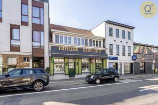 Ontdek dit veelzijdige handelspand met aansluitende woonst, ideaal gelegen in het hart van de belangrijkste winkelstraat van Schilde — een...