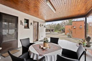 e koop: ruime open bebouwing in Tessenderlo-Ham, gelegen aan de Staatsbaan.
<p> </p>
<p>Deze woning uit 1964 biedt een solide basis voor wie op zoek is naar een gezinsvriendelijke thuis met tuin. De ligging combineert het gemak van voorzieningen in de buurt met een perfecte verbinding naar omliggende steden en op enkele minuten van de oprit van de autostrade. Dankzij de open bebouwing geniet u van veel lichtinval en een gevoel van ruimte. De tuin biedt mogelijkheden voor ontspanning en buitenleven.</p>
<p> </p>
<p>Belangrijkste ruimtes:<br />• Woonkamer met grote ramen en uitzicht op de tuin<br />• Functionele keuken met directe toegang tot het terras<br />• 3 slaapkamers<br />• Badkamer<br />• Inkomhal en nachthal die de ruimtes verbinden<br />• Garage met plaats voor één wagen<br />• Kelder voor extra opslagruimte<br />• Wasplaats<br />• Tuin en terras</p>
<p> </p>
<p>Troeven:<br />• Rustige ligging in woonkern<br />• Nabij openbaar vervoer<br />• Ruime tuin bij open bebouwing</p>
<p> </p>
<p>Neem vandaag nog contact op met ERA De Piramide via 013/31.14.00 of depiramide@era.be voor een bezoek.</p>
<p> </p>
<p>JOUW DROOMHUIS. ZO GEVONDEN!</p>