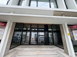Op zoek naar een winkelpand of kantoorruimte op een toplocatie in Antwerpen? Ontdek de polyvalente commerciële ruimte die deel uitmaakt van het stijlvolle en trendy woonproject De Wastuin. <br /><br />Dit project omvat 97 appartementen en woningen, een grote binnentuin, een co-housingproject en één commerciële ruimte die zich flexibel laat inrichten.<br /><br />Te koop: multifunctionele commerciële ruimte <br />- oppervlakte: ca 267 m²<br />- gelijkvloers, met inkomdeur aan straatkant<br />- casco opgeleverd, dus in te richten naar eigen believen<br />geschikt voor kantoor, winkel, praktijk of zelfstandige activiteit<br />- onderdeel van het renovatiegedeelte van woonproject De Wastuin<br />- op A-locatie in de trendy buurt van Oud-Berchem (Eikelstraat), vlak bij ’t Groen kwartier.