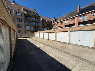 Ontdek deze praktische garagebox in complex De Golven gelegen in de Duinhelmstraat te Oostende-Mariakerke. Dankzij de centrale ligging vlak bij het strand van Mariakerke geniet u van een vlotte bereikbaarheid en een veilige parkeerplaats. Dit is een ideale investering voor wie zijn wooncomfort wil verhogen of zijn eigendom extra waarde wil geven. Perfect als eigen staanplaats of als rendabele investering. Alle inlichtingen verkrijgbaar op kantoor.