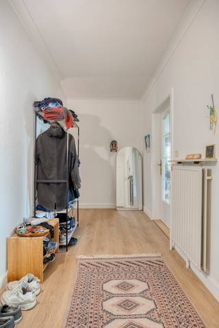 <p>Op zoek naar een instapklaar appartement in Hasselt met een ruime indeling en een aangename woonomgeving? Dit appartement in de Rederijkerstraat biedt met 119m² woonoppervlakte een comfortabele thuis voor wie op zoek is naar ruimte, licht en een praktische ligging.</p><p>Het appartement bevindt zich op de eerste verdieping en is meteen verhuisklaar, waardoor je zonder grote renovatiewerken je intrek kunt nemen. Bij het binnenkomen valt meteen de ruime indeling op. De leefruimtes bieden voldoende mogelijkheden om een gezellige zithoek en eetplaats in te richten, terwijl de grote raampartijen zorgen voor een aangename natuurlijke lichtinval. De aluminium buitenschrijnwerk met dubbele beglazing draagt bovendien bij aan het wooncomfort.</p><p>Het appartement beschikt over drie ruime slaapkamers van 17m², 14m² en 13m². Hierdoor zijn er verschillende mogelijkheden voor een gezin, een thuiskantoor, hobbyruimte of logeerkamer. De badkamer van 5,25m² is functioneel ingericht en beschikt over een bad en een douche. Verwarming en warm water worden voorzien via aardgas. Daarnaast beschikt het appartement over een terras waar je op een rustig moment even van de buitenlucht kunt genieten.</p><p>Een aparte berging biedt extra praktische opbergruimte voor bijvoorbeeld fietsen, huishoudmateriaal of persoonlijke spullen. Het appartement heeft geen garage of private parkeerplaats, maar de residentiële omgeving zorgt voor een aangename wooncontext. Op energetisch vlak beschikt de woning over een EPC-label C met een score van 244 kWh/m².</p><p>De ligging in de Rederijkerstraat combineert de rust van een residentiële omgeving met een vlotte bereikbaarheid. Winkels, scholen, sportvoorzieningen en het station bevinden zich in de omgeving en ook de belangrijkste invalswegen naar Hasselt zijn gemakkelijk bereikbaar. Hierdoor vormt dit appartement een interessante uitvalsbasis voor zowel gezinnen als koppels die comfortabel in Hasselt willen wonen. Mogelijkheid tot aankoop van een ondergrondse garagebox. Ben je op zoek naar een ruim, instapklaar appartement met drie slaapkamers, terras en aparte berging in Hasselt? Neem dan contact met ons op en ontdek deze woning tijdens een persoonlijke bezichtiging.</p>
