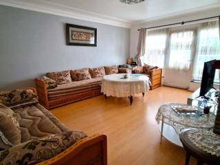 WSB-Immo: Deze ruime halfopen bebouwing met veel potentieel is gelegen op een centrale locatie nabij het openbaar vervoer, winkels en scholen.Deze...