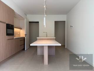 <strong>Dit appartement is onmiddellijk beschikbaar!</strong><br /><strong>Vaste kosten: € 150,00 per maand <br />Provisie verwarming: € 50,00 per maand</strong><br /><strong>Ondergrondse parkeerplaats €100,00 per maand (verplicht bij te huren!)</strong><br /><br />Ben jij op zoek naar een instapklaar appartement dat modern comfort combineert met een praktische ligging? Dit lichtrijke appartement biedt alles wat je nodig hebt voor een zorgeloze woonervaring. Bovendien zou je de eerste bewoner worden! <br /><br />Troeven van het appartement zijn onder andere de ruime indeling, die goed doordacht werd en voor veel natuurlijke lichtinval zorgt. Het appartement is voorzien van luxueus comfort: er is een hoogwaardige afwerking en alle moderne technieken werden voorzien. Dankzij de bijhorende parkeerplaats (€ 100,00 per maand) hoef je nooit naar een parkeerplek te zoeken.<br /><br />Kortom, een instapklaar en comfortabel appartement op een toplocatie!<br /><br />Word jij de allereerste bewoner van dit prachtig appartement? Surf naar www.vdv-vanderveken.be, kies bij “TE HUUR” voor dit pand en vul de kandidatenfiche in (klik in het gouden balkje op “Ik wil dit pand graag huren!”). Wij contacteren je voor een afspraak! 