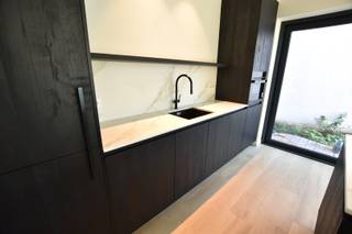 TE HUUR: Nieuwbouw woning op een rustige locatie nabij centrum KnokkeIndeling: inkomhal met gastentoilet en vestiaire, gezellig woon- en eetkamer...
