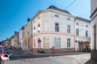 Dit gelijkvloers appartement met conformiteitsattest, gelegen in de Karperstraat 150, biedt een ideale combinatie van rust en bereikbaarheid. Gelegen in een rustige straat, met een vlotte verbinding naar het stadscentrum en belangrijke invalswegen, geniet u hier van een uitstekende ligging. Bovendien bevinden het Ferdinand Lousbergpark en de Visserij zich op wandelafstand.<br /><br />Het appartement beschikt over één slaapkamer, maar werd door de huidige eigenaars praktisch ingericht met de mogelijkheid tot het creëren van een tweede slaapkamer. In de leefruimte werd hiervoor een aparte zone voorzien die eenvoudig kan worden afgesloten. Verder beschikt het appartement over een keuken en een ruime badkamer met douche, toilet en lavabo, alsook een aansluiting voor een wasmachine.<br /><br />Dankzij de ligging en flexibele indeling is dit appartement uitermate geschikt voor studerende kinderen, als investering of voor eigen bewoning.<br />Is dit iets voor u? Plan dan uw afspraak in via de website karperstraat150.rosseel.be.<br /><br />Indien meerdere keren de vraagprijs wordt geboden, behoudt de eigenaar zich het recht om eventueel onder gesloten enveloppe te laten bieden door degenen die de vraagprijs boden.