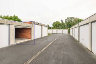 Deze garage met handmatige poort is terug te vinden achteraan Residentie Gulden Vlies.De garage is bereikbaar via een inrit met automatische...