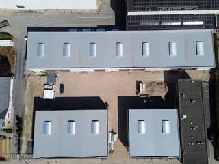 Nieuwbouw KMO-unit te koop met een oppervlakte van 208 m² en 2 privatieve parkeerplaatsen.<br />De lood maakt deel uit van “LUNA”, een gloednieuw KMO-project bestaande uit 13 diverse multifunctionele units vanaf 204 m² tot 213 m² (samenvoegbaar tot grotere oppervlaktes). Deze ontwikkeling ligt nabij de E403/A17-snelweg, die Kortrijk met Brugge verbindt – een absolute toplocatie voor ondernemers die belang hechten aan bereikbaarheid in een bedrijvige regio.<br /><br />De casco magazijnruimtes (brandklasse C) zijn opgebouwd uit een duurzame staalstructuur met geïsoleerde beton- en/of sandwichpanelen met afwerkingspaneel. Ze beschikken over een vrije hoogte van 6 meter, wat zorgt voor een optimaal gebruik van de ruimte. Elke unit is standaard uitgerust met een automatische sectionale poort (4 m B x 4,5 m H), een lichtstraat met geïntegreerde RWA-koepel en een slijtvaste polybetonvloer (1T/m²).<br />Aanwezigheid van gedeelde regenwaterputten, fietsenstallingen, een hoogspanningscabine en duidelijke signalisatie. De loodsen zijn ideaal voor uiteenlopende doeleinden zoals atelier, opslag en distributie.<br />Per unit zijn minstens twee privatieve parkeerplaatsen voorzien.<br />Voorziene oplevering Q4-2026.<br />Grijp nu je kans en investeer in een toekomstgerichte werkomgeving op een toplocatie!<br /><br />Contacteer PANORAMA B2B voor bijkomende (technische) inlichtingen, plannen of een vrijblijvend plaatsbezoek 056 222 562.