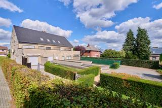 Nabij Helchteren centrum vind je dit recente gelijkvloers appartement uit 2004 met ondergrondse berging, autostaanplaats en een zuidegerichte terras + tuin van 34m2<br /><br />Op het gelijkvloers bevindt zicht een zeer ruime zuidgerichte woonkamer met ingebouwde keuken van maar liefst 40 m2. Vanuit de woonkamer kom je rechtstreeks uit op het terras en de lichtrijke tuin. Een gang leidt naar de berging/technische ruimte, badkamer en ruime slaapkamer van 13m2<br /><br />Je auto en fietsen kan je gemakkelijk kwijt in de ondergrondse autostaanplaats, hier is ook nog een aparte kelderberging.<br /><br />Dit pand is bijzonder interessant als je nabij Helchteren centrum wil wonen, vlakbij supermarkten en openbaar vervoer. Ook ontsluiting richting Oudsbergen en E314 is gemakkelijk. En vergeet een klein terras als je in de tuin zit van 34m2 die je nog zelf kan inrichten.<br /><br />Interesse in dit appartement? Contacteer ons en we helpen je graag dichtblij verder !