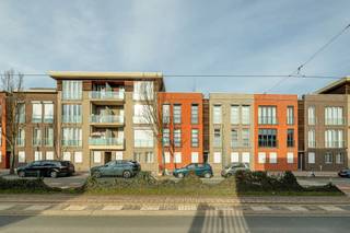 <p><strong>Op de Antwerpsesteenweg in Hoboken woon je centraal, met winkels, scholen, openbaar vervoer en belangrijke invalswegen op wandelafstand en dat mag je letterlijk nemen want een tramhalte bevindt zich over de deur. Deze ligging maakt het bijzonder praktisch voor wie vlot naar Antwerpen, Hemiksem of Wilrijk wil pendelen, terwijl je toch geniet van een residentiële omgeving met alle voorzieningen in de buurt.</strong></p><p><br /></p><p>Het appartement op de 2e verdieping biedt een ruime leefruimte met open keuken en grote raampartijen - aansluitend een terras - 2 volwaardige slaapkamers - badkamer met bad - aparte berging met wasmachine-aansluiting.</p><p><br /></p><p><strong>Troeven</strong></p><ul><li>Centrale ligging</li><li>Elektrische keuring conform</li><li>Nieuwe condensatieketel (2025)</li><li>Elektrische rolluiken aanwezig</li><li>Autostaanplaats mogelijk (€15.000)</li></ul>