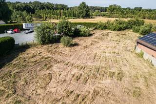 <p>Op zoek naar een <strong>ruime bouwgrond in Aarschot</strong>?<br />Langs de Liersesteenweg bieden wij deze <strong>2 mooie percelen voor open bebouwing</strong> aan, met oppervlaktes van <strong>833 m² en 814 m²</strong>.</p>
<p><br />Een uitstekende opportuniteit om te bouwen op <strong>volwaardige percelen</strong> met <strong>duidelijke en flexibele bouwvoorschriften</strong>.</p>
<p><strong><br />Extra troeven</strong></p>
<ul>
<li>Gelegen in <strong>Aarschot</strong></li>
<li>Volwaardige percelen van <strong>±800 m²</strong></li>
<li>Geschikt voor een <strong>ruime gezinswoning</strong></li>
<li><strong>Vlot bereikbare ligging</strong></li>
<li>Mogelijkheid tot <strong>wonen en werken</strong></li>
</ul>
<p><br />Bouwgronden voor open bebouwing met deze oppervlakte en ligging zijn <strong>schaars in Aarschot</strong>.</p>
<p><strong><br />Interesse? </strong>Contacteer <strong>Sven</strong> voor meer info via <strong>Sven@immogve.be</strong> of bel <strong>0486 40 09 05</strong>.</p>