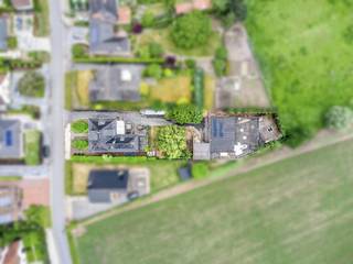 Dit alleenstaande huis met 5 kamers en atelier achteraan het perceel is gelegen op een mooie residentiële ligging te Waregem. Deze eigendom beschikt over een grondoppervlakte van ca. 1.618m². Ideale eigendom voor een zelfstandige activiteit.INDELINGGelijkvloers:Inkomhal - bureauruimte - ruime leefruimte en eetkamer in parket - keuken (kookplaten, vaatwas, oven, microgolf) - badkamer (ligbad, douche, toilet, lavabo) - veranda - garage - berging - kelder - atelier met zonnepanelenEerste verdiep:Slaapkamer 1 - slaapkamer 2 - slaapkamer 3 - apart toilet - badkamer 2 (dubbele lavabo, douche) - slaapkamer 4 ALGEMENE INFO- centrale verwarming op stookolie- beneden dubbele beglazing- atelier wordt momenteel gebruikt als schrijnwerkerij- 14 zonnepanelen op de atelier- heel goede ligging, nabij het centrum doch op beperkte afstand van E17