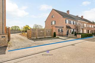 Deze eigendom omvat een woning op een perceel van 513 m² én een aansluitende bouwgrond van 688 m², samen goed voor een totale oppervlakte van...