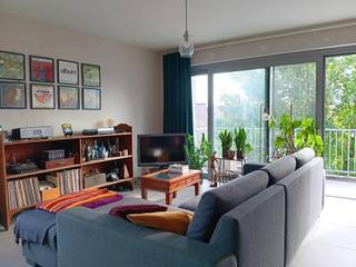 Aanvraag bezoek per mail  sofia@immassur.be<br />Ruim appartement in een gezellige woonstraat, nabij het openbaar vervoer, winkels, scholen en invalswegen..<br />Het app is op de 2e verdieping in een klein gebouw, te bereiken met een lift en trap.<br />Het appartement bestaat uit een ruime inkomhal, zonnige ruime woonkamer (ca 32m²) met aansluitend een halfopen ingerichte keuken voorzien van een aparte berging. Via de woonkamer heeft u toegang tot het zonnig en ruim terras ca 10m². Verder heeft het appartement 2 slaapkamers (12m²)(10m²) en een bureauruimte (10m²). Er is een badkamer met ligbad en aparte douche en een apart toilet. Leuk en zonnig appartement, in een gezellige woonstraat en in een klein recent gebouw. Bij het appartement hoort een garage.<br />HP 1060€ + 60€ mk of een totaal van 1120€ per maand<br />Beschikbaar 01/12/2026 - <br /><br />Bijkomende informatie:<br />Epc 107 kWh/m² – Label B - woonopp 100m²<br />beschikbaar 01/12/2026<br />borg 3 maanden, via een kapitalisatiebon bij Korfine<br />plaatsbeschrijving intrede kost deel huurder 210€ excl 21% btw<br />cv op gas, elek en water aparte meter<br />modern app met garagebox 1060€ + 60€ mk of een totaal van 1120€ per maand<br />lift aanwezig <br />badkamer met ligbad en aparte douche<br />geen overstromingsgevoelig gebied<br />P-score D –  G-score C