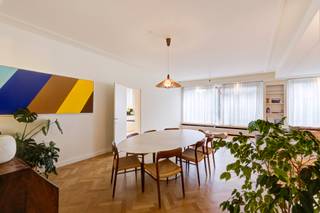 Luxury<strong> 3 bedroom apartment</strong> with <strong>2 bathrooms</strong> in the residential 'Van Putlei' in Antwerp South district . The second floor leads to a spacious entrance lobby. At the front is a spacious living room with <strong>parquet flooring</strong>, a dining room, and built-in wardrobes. Adjacent is a <strong>fully equipped kitchen </strong>with built-in appliances. At the rear of the apartment, you will find the master-bedroom with a built-in wardrobe and an <strong>ensuite bathroom</strong> with a bathtub and a vanity with two sinks. The <strong>spacious second and third bedrooms</strong> also have built-in wardrobes. The second bedroom opens onto the <strong>rear terrace</strong> overlooking the greenery and the building's private garden. A <strong>second bathroom has a walk-in shower</strong> and vanity. There is also a guest toilet and ample storage space. There is a <strong>basement storage room</strong> and <strong>a garage in the underground parking</strong> space -1. The rent is <span>€1,850 per month, including the garage</span>, plus <span>€ 600 per month for utilities, including heating and water</span>.