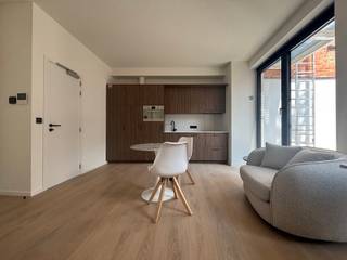 <p><span><strong>**Wonen in Residentie ROUTE 66**</strong></span><br /><br />Wonen in <strong>Residentie ROUTE 66</strong> is kiezen voor kwaliteit en ruimte en dit op een uiterst strategisch goede locatie. Wij bieden je 5 hoogwaardig bemeubelde units voorzien van al het nodige en geplaatst door vakmensen. Zo zijn de units voorzien van maatwerk en is de keuken voorzien van kwaliteitstoestellen (combi-oven, vaatwasser, grote ijskast met vriesvak, inductie-kookplaat…). Verder werd het volledige gebouw gerenoveerd volgens de huidige norm, zijn de vloeren akoestisch geïsoleerd en geniet dit pand van het laatste nieuwe ventilatiesysteem.</p>
<p>Er wordt een vaste kost aangerekend van €125 voor internet, verwarming, water en elektriciteit.</p>
<p>Ook aan de veiligheid van het gebouw werd gedacht: het pand is voorzien van Salto sloten voor een keyless entrance en het internet valt onder het beheer van Netvise.<br /><br />Unit 0101 is een studio aan de achterzijde van het gebouw met een groot afgewerkt terras. Deze studio is geschikt voor 1 persoon.</p>
<span><strong>Interesse in een bezichtiging ter plaatse? Dat kan! </strong></span><span><strong>Contacteer: verhuur@connect-immo.be</strong></span>