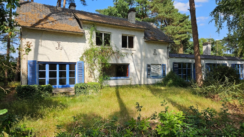 Rustig en gunstig gelegen te renoveren villa van 375m² op 48 are - photo 1