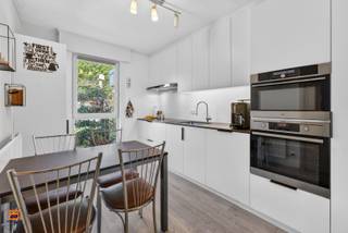 Aangenaam wonen in een aangename en kindvriendelijke buurt? Dat kan in de Cameliastraat, een rustige woonwijk op slechts enkele minuten van het levendige centrum van Evergem. Hier geniet u van de perfecte balans tussen rust en bereikbaarheid: winkels, sportfaciliteiten, scholen en openbaar vervoer zijn vlot bereikbaar met de fiets, te voet of met de wagen. Een echte topligging!<br /><br />Bij het betreden van de woning komt u in een verzorgde inkomhal die toegang biedt tot de volledig vernieuwde keuken en de lichtrijke leefruimte. Dankzij de grote raampartijen baadt de leefruimte in natuurlijk licht. Aansluitend bevindt zich een veranda met zonneluifel, ideaal om het hele jaar door te genieten.<br /><br />De woning beschikt over drie volwaardige slaapkamers, een volledig vernieuwde badkamer en een apart toilet.<br /><br />Ook buiten is het heerlijk vertoeven in de achtertuin, waar bovendien ruimte is voorzien voor een moestuin — perfect voor wie groene vingers heeft.<br /><br />Parkeren kan gemakkelijk in de inpandige garage of voor de woning.<br /><br />Extra troeven zijn onder meer het gunstige EPC-label, de aanwezigheid van zonnepanelen, rolluiken en nog veel meer.<br /><br />**De gepubliceerde prijs is een richtprijs. Dit betekent dat u vrij bent om een bod uit te brengen. De verkoper behoudt zich het recht voor om al dan niet op een bod in te gaan. De uiteindelijke verkoop kan pas tot stand komen na aanvaarding van een bod en ondertekening van de compromis.<br /><br />Benieuwd naar meer? Schrijf u gerust in voor het bezoekmoment waarbij u een eerste impressie kan krijgen van de woning. Voor vragen, contacteer gerust via 0472/98.16.29 of immovercruysse.verkoop@gmail.com