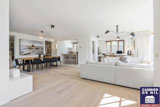 En exclusivité: Charmante villa jumelée de style typique du Zoute dans un endroit calme à proximité du Zwin. Belle décoration avec des...