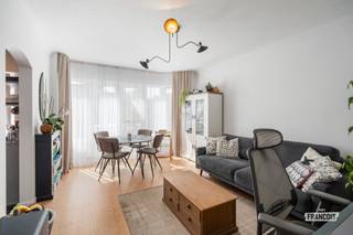 Dit prachtig gerenoveerde appartement bevindt zich op de tweede verdieping van een kleinschalige residentie en biedt een perfecte combinatie van comfort, kwaliteit en een uitstekende ligging.<br /><br />Recent werd het appartement grondig vernieuwd, waarbij bijzondere aandacht uitging naar hoogwaardige materialen en een verfijnde afwerking. De rustige ligging in een aangename straat vormt een absolute meerwaarde, terwijl het strand, de winkels en het centrum zich op wandelafstand bevinden.<br /><br />Via de inkomhal, voorzien van een gastentoilet en een stijlvolle glazen deur met gietijzeren look, betreedt u de lichtrijke leefruimte. Deze sluit naadloos aan op de moderne, vernieuwde keuken, wat zorgt voor een aangename en open woonbeleving. Verder beschikt het appartement over een verzorgde badkamer, twee volwaardige slaapkamers en een praktische berging.<br /><br />Ook op technisch vlak is het appartement volledig in orde. De elektrische installatie beschikt over een conforme keuring, de verwarming gebeurt via centrale verwarming op aardgas en dankzij de gunstige EPC-score C geniet u van een energiezuinige woonst.<br /><br />Bent u op zoek naar een instapklaar appartement met kwalitatieve afwerking, een rustige omgeving en een centrale ligging vlak bij zee? Dan is dit zonder twijfel een bezoek waard.<br /><br />