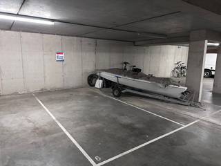 <strong>Residentie Zonnewende</strong><br /><br />Deze autostaanplaats op niveau -1 bevindt zich op een toplocatie in Knokke, vlakbij de Lippenslaan en het Zegemeer. Ideaal als vaste parkeerplek of als slimme investering.<br /><br />Kenmerken:
<ul>
	<li>Afmetingen: ca. 2,10 m breed x 5,5 m lang</li>
	<li>Toegang via autolift</li>
</ul>
Interesse in deze autostaanplaats? Neem vandaag nog contact op voor meer info of een bezoek.<br />Ref: G735