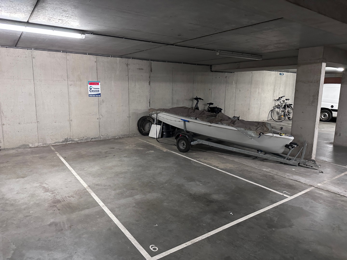 Centraal gelegen autostaanplaats, nabij Lippenslaan - Zegemeer. Gelegen op niveau -1 - foto 3