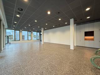 Subliem en stijlvol ingericht handelsgelijkvloers geschikt voor horeca met zonneterras, gesitueerd in een gegeerde nieuwbouwsite. De...